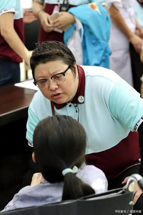 雨中送伞雪送炭 韩红慈善心不变