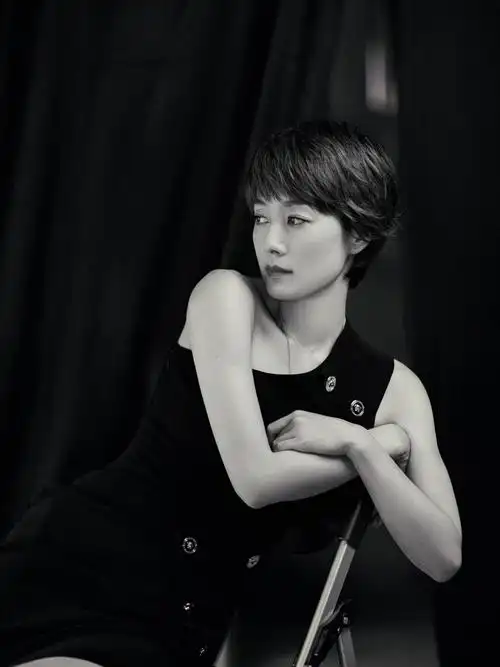 44岁马伊琍穿开衩裙显露长腿,身材苗条不似孩子妈