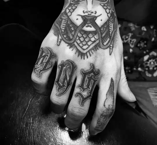 手指花体字纹身图片手部花体字纹身图案