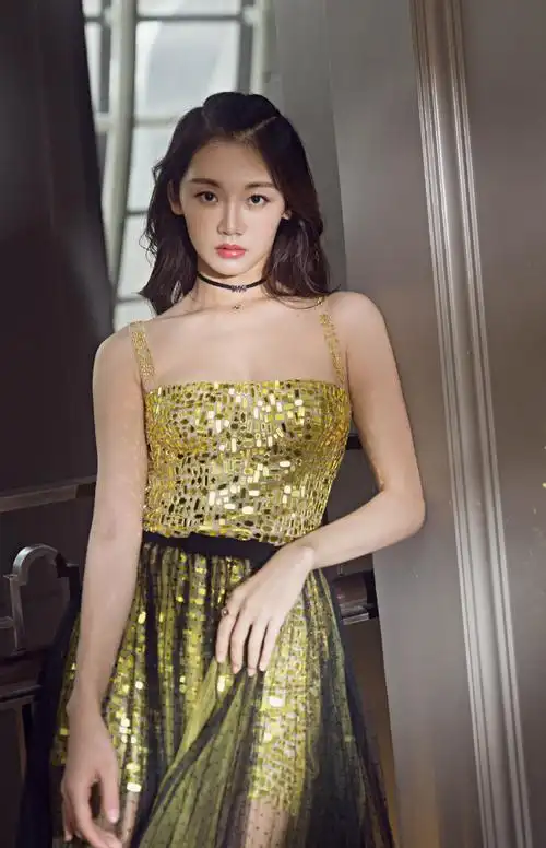 苗苗性感薄纱裙活动照图片