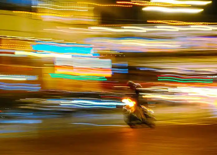 摩托车夜间长曝光运动图片下载
