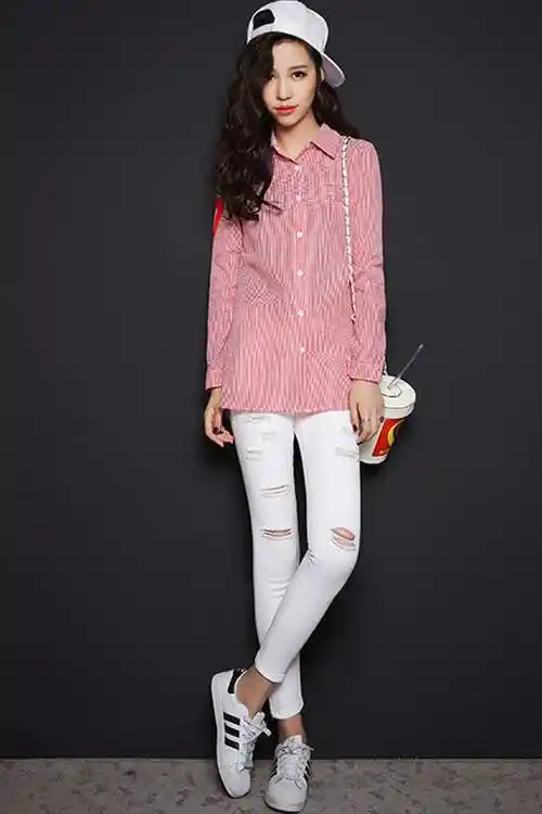 印花长袖红格子衬衫搭配铅笔高腰破洞小脚裤