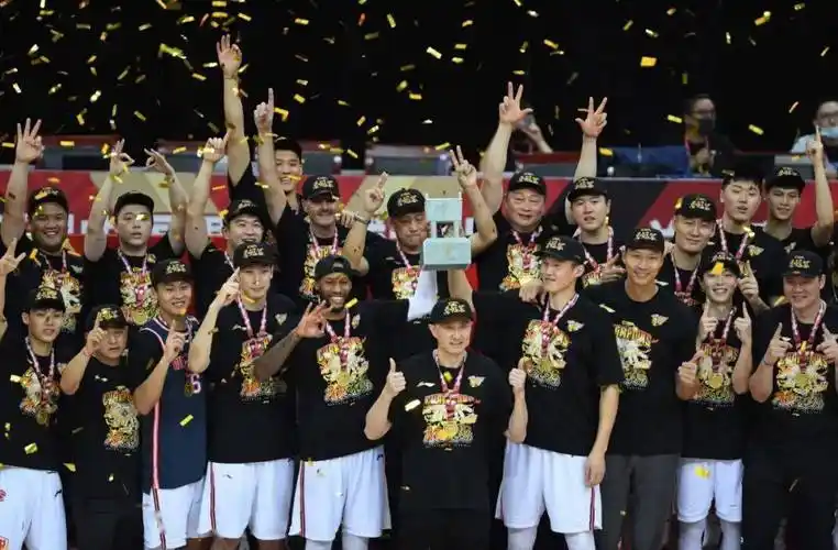 广东队加冕第11冠冲上热搜