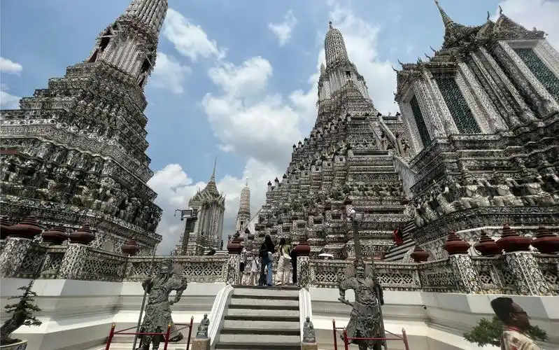 在泰国郑王庙给外国人表演盲拧