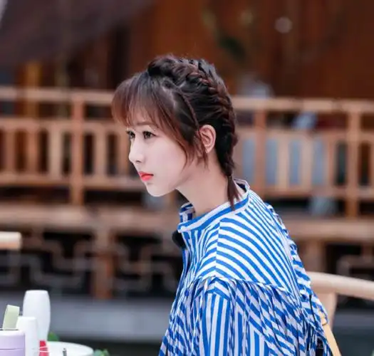 短发的佟年也是更加有一种青春的感觉,我觉得是更加的迎合这部原作和