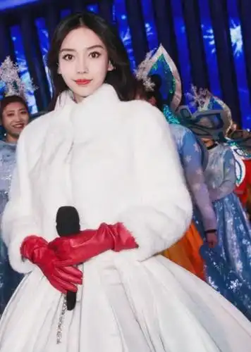 baby化身白雪公主,被"红辣椒手套"抢镜了,是黄晓明买的?