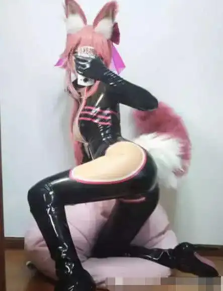 16岁网红玩cos,乳胶衣拉链崩开后太惊艳,呼之欲出好身材!_网易订阅