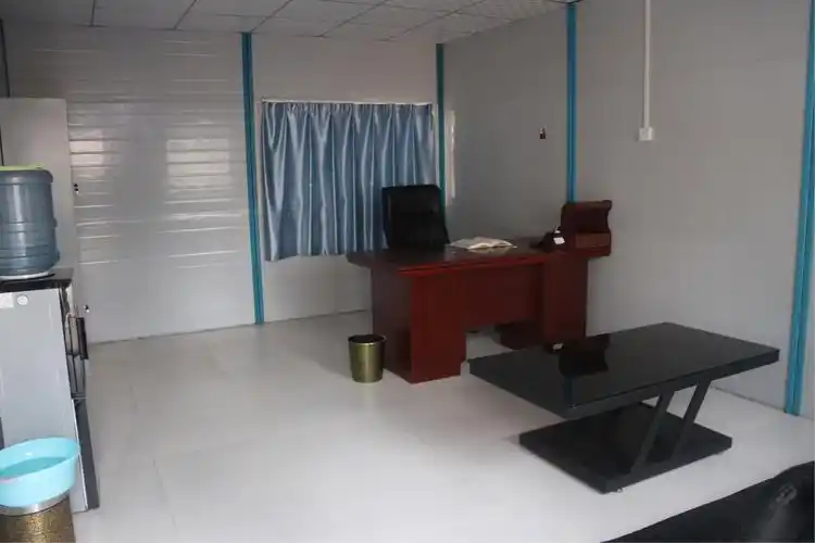 项目经理办公室打扫的一尘不染.