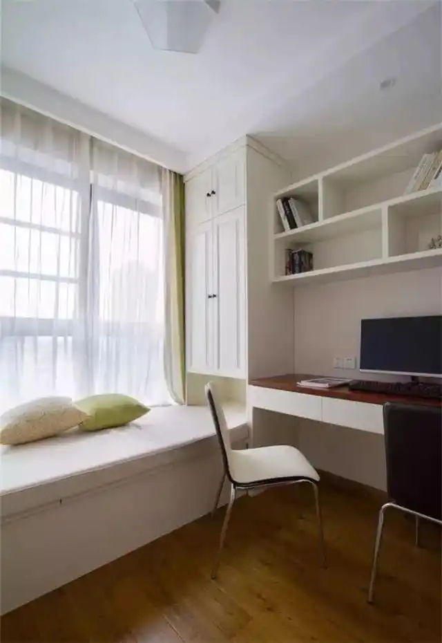 小户型如何装修书房 建议次卧装榻榻米床配书桌书架