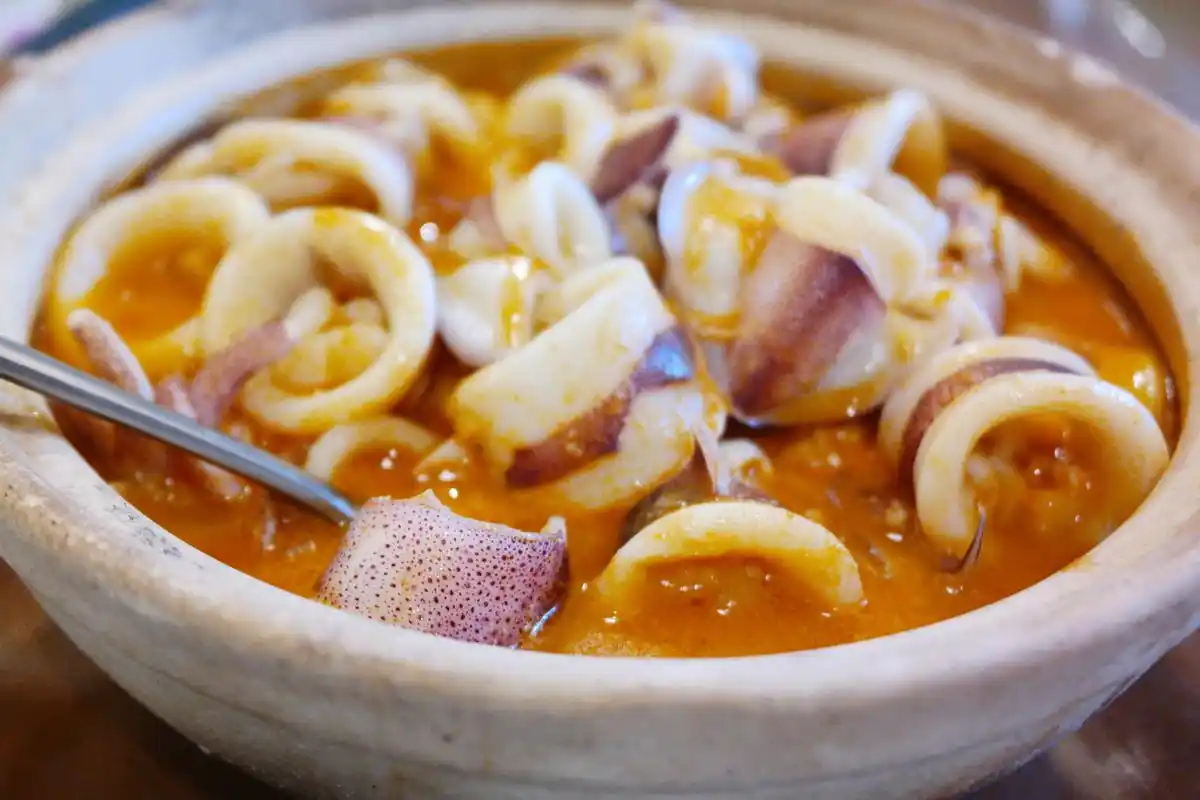 到厦门岛外觅食,高山上也有闽南菜,鱿鱼小管沙茶面大碗又特色!