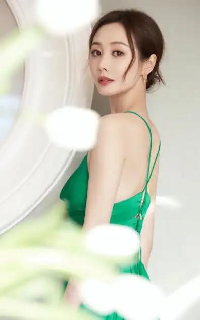 李纯出生于安徽省芜湖市的影视女演员,自出道以来便以其出众的演技和