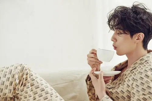 李栋旭帅气迷人时尚杂志封面大片46