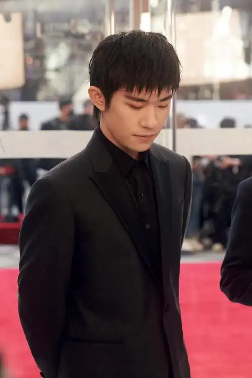 2022年12月22日,深圳,易烊千玺黑色西装造型出席阿玛尼彩妆全球旗舰店