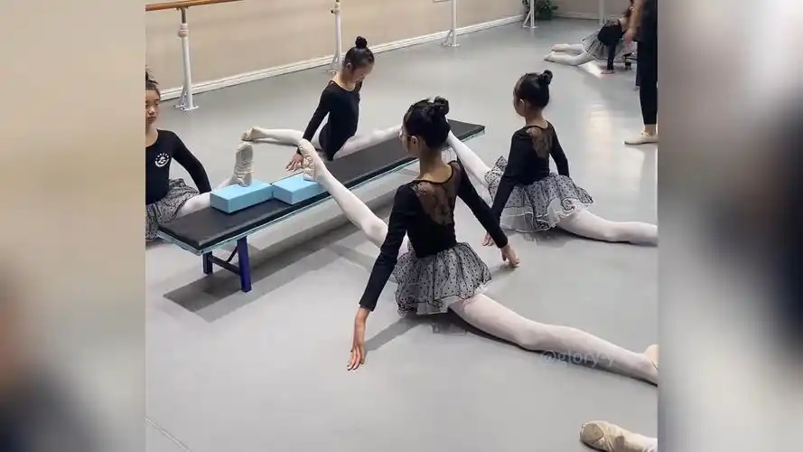 舞蹈生练功精彩瞬间3