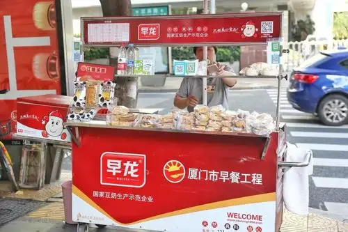 21年,2600多辆餐车,每天有30万人都要吃着来自它的早餐,糯米鸡,黑米糕