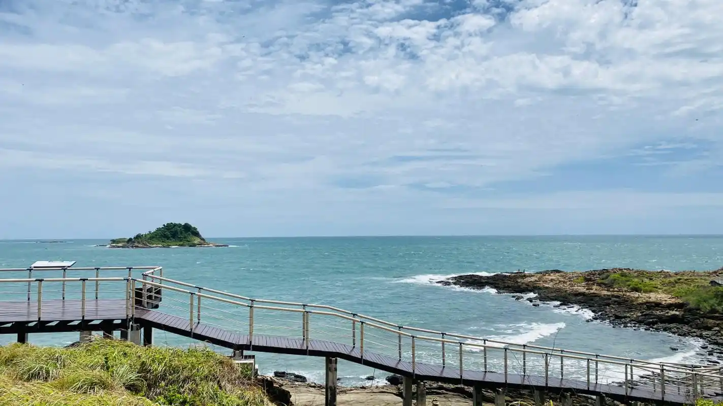 占地23平方公里的炎亭景区,拥有绵延不绝的沙滩,细腻洁白的沙粒,沐浴