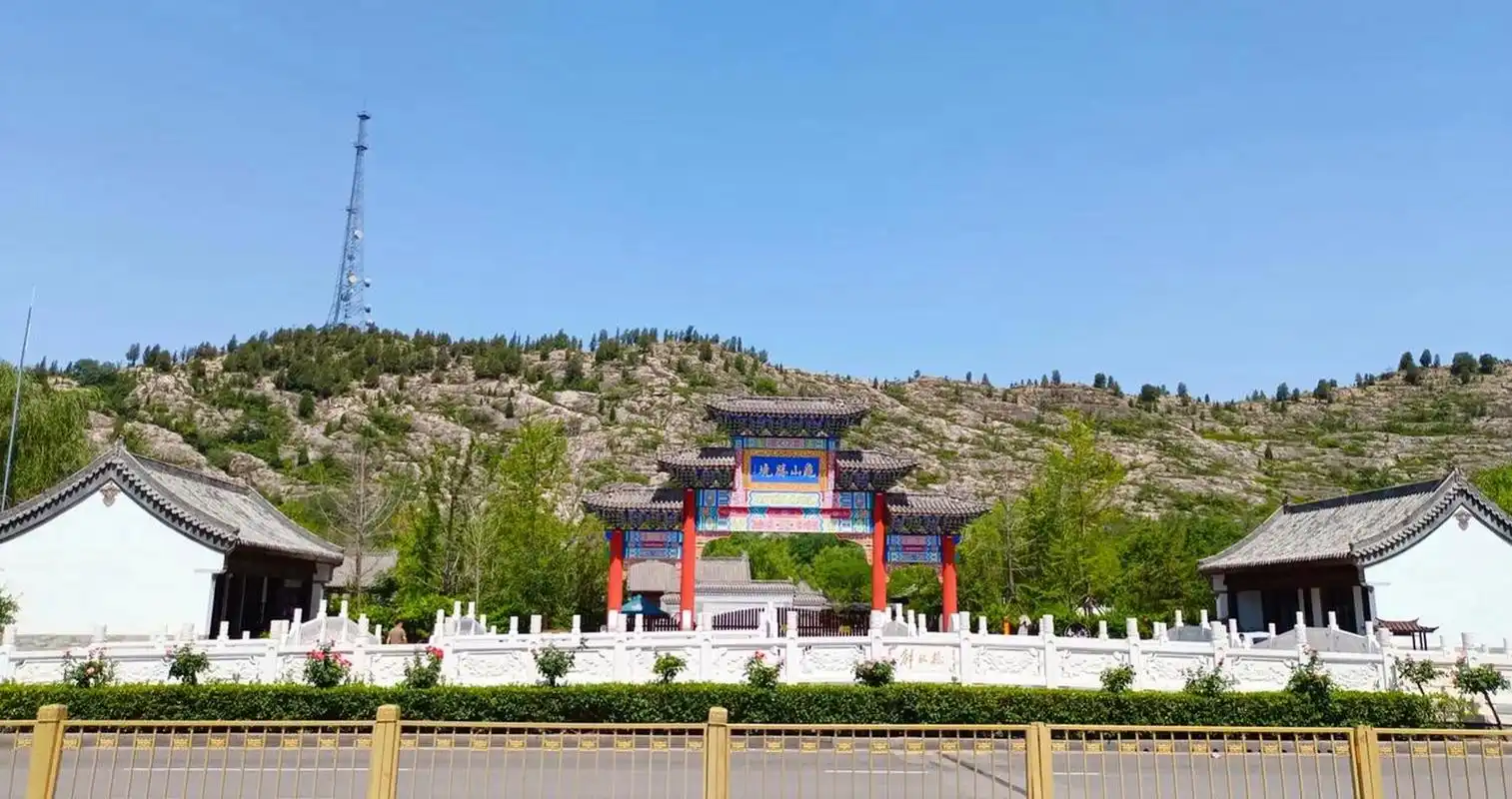 水泊梁山 梁山 位于梁山春园景区对过的公明坊,着实高大上,今天发一期