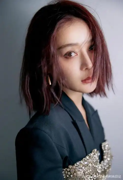 35岁左右的女人留什么发型好看?中长直发清爽优雅很有气质,很美