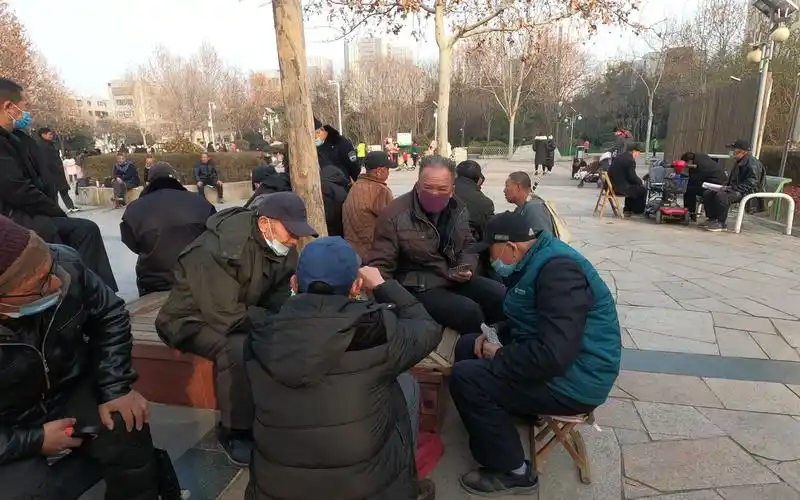 来看公园里的大爷抽陀螺 老人们的悠闲生活 4k超清