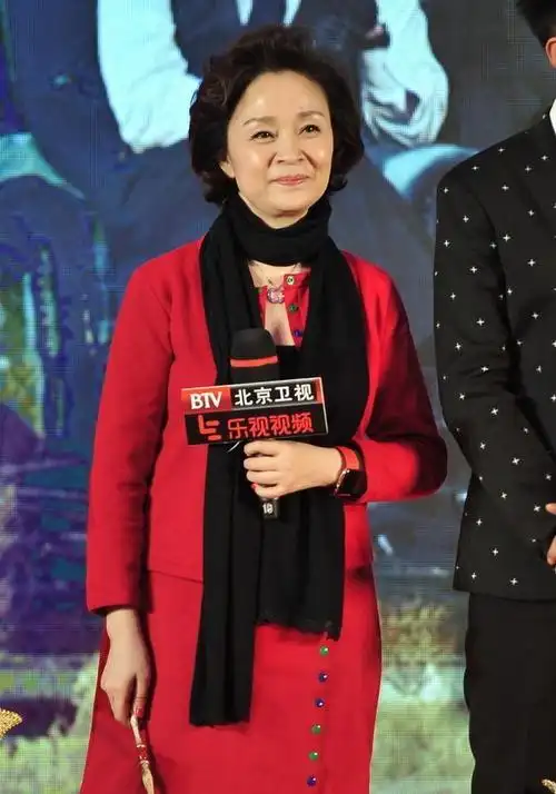 她曾主演"农村三部曲",后成"婆婆专业户",62岁穿西装真潇洒