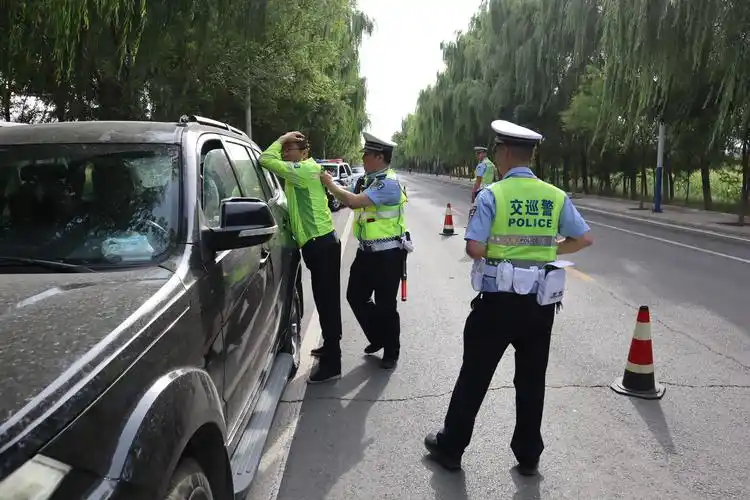 石嘴山市红果子交警以练促战提升执勤执法能力