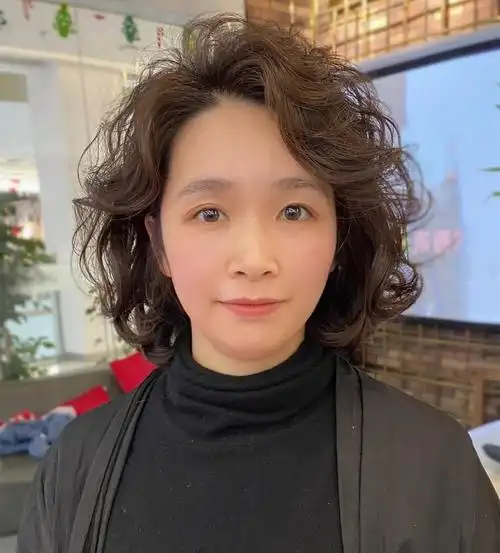 番茄|六十岁的老年女性怎样烫发好看?9款减龄的卷发,时髦洋气又大气
