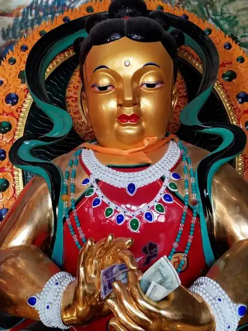 五台山也有很多,看看吧,一尊佛抱着一摞钱,连孺童文殊都不放过,一定要