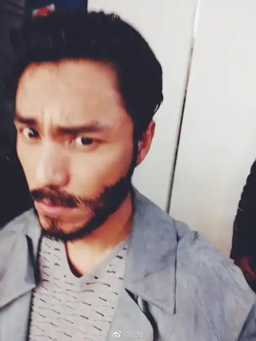 面霸!陈坤留络腮胡帅气不减 网友:男人味十足