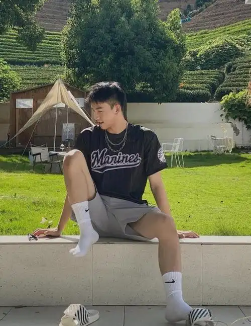 小哥哥五官端正,身上的少年感很是招人喜欢,尤其是他穿着运动白袜的