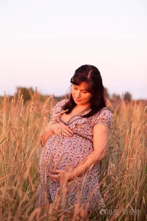 在外地举行肚皮美丽快乐年轻孕妇女孩