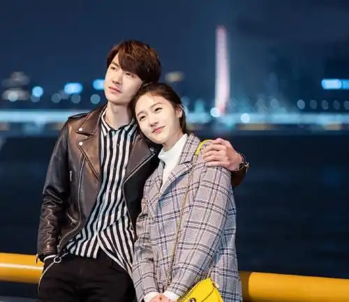 剧中她是王一博女友,今穿荷叶边轻纱上衣配皮裤,甜美动人