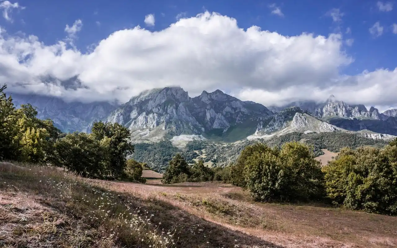 陡峭壮观的山脉风景图片桌面壁纸