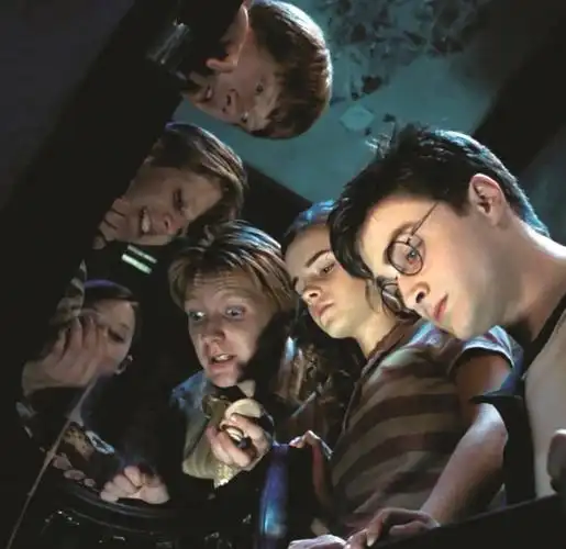 《哈利波特与魔法石》这一季三人组实在都太可爱了 哈利站在海格身边