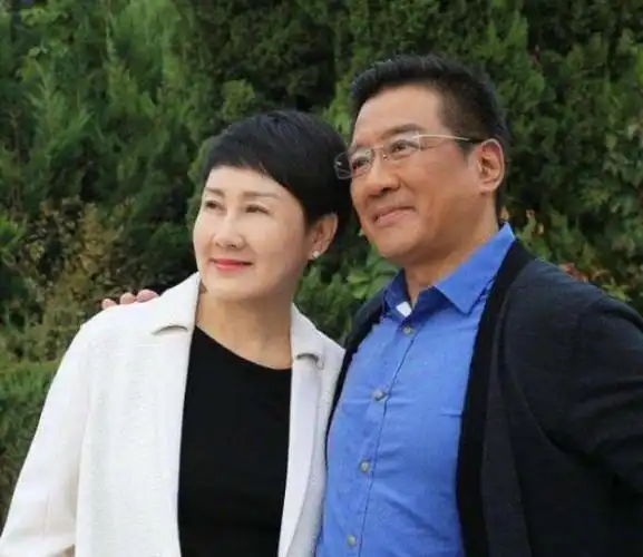 早已经被张凯丽打碎,敢于打碎滤镜的底气正是来自于丈夫厚实的家底