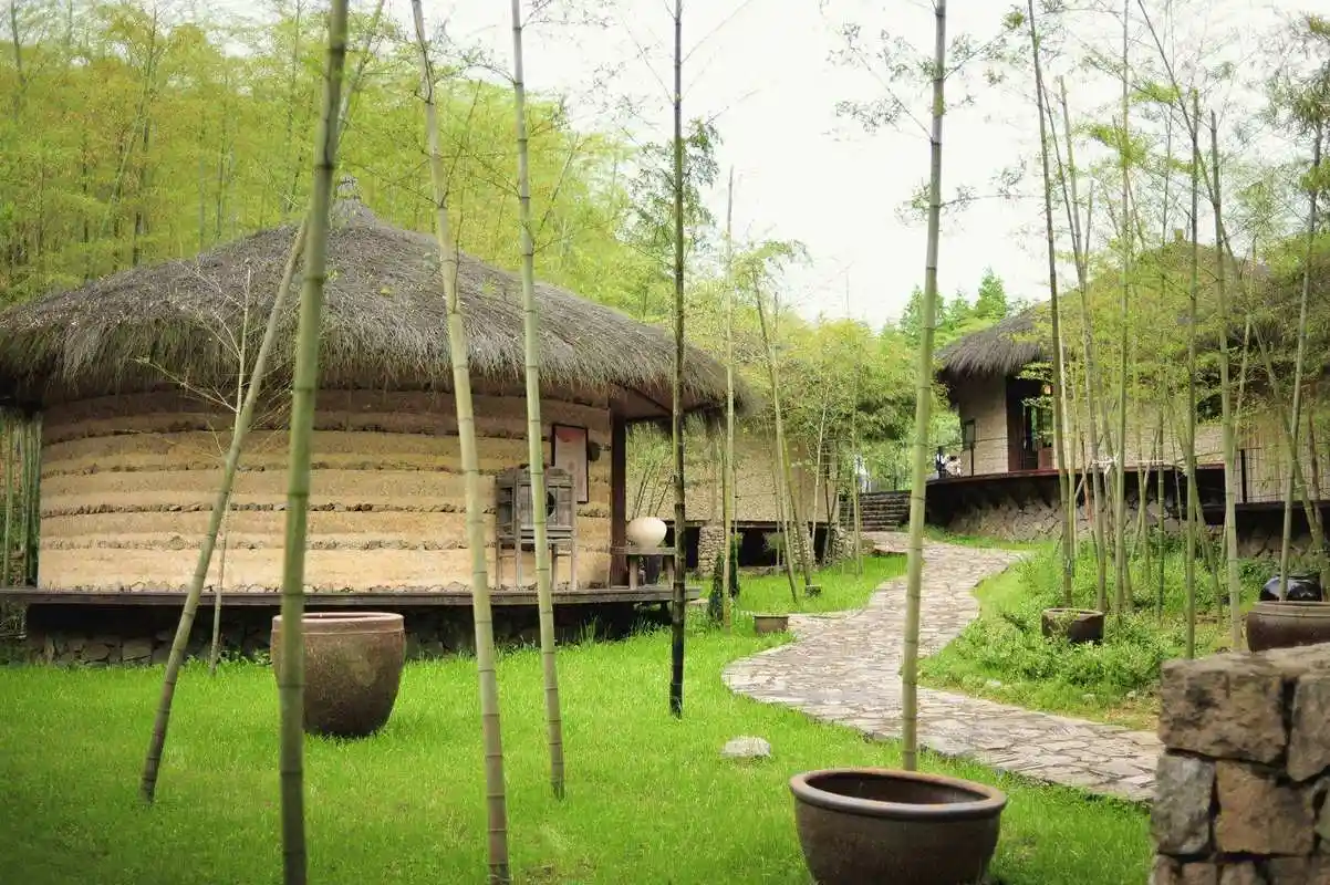 茅草屋的设计让时下年轻人感受人与自然的完美融合,突出景区原汁原味