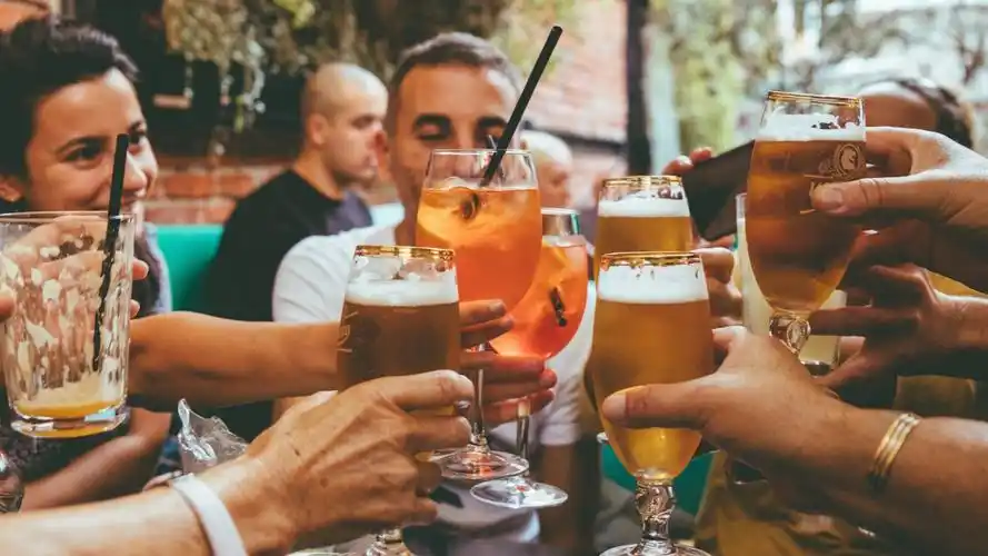 朋友聚会碰杯的图片1212