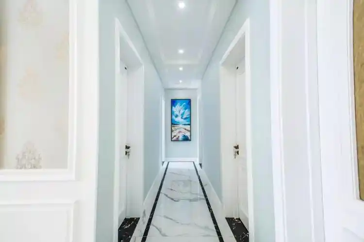 走廊铺地砖加圈波打线小空间也有层次感