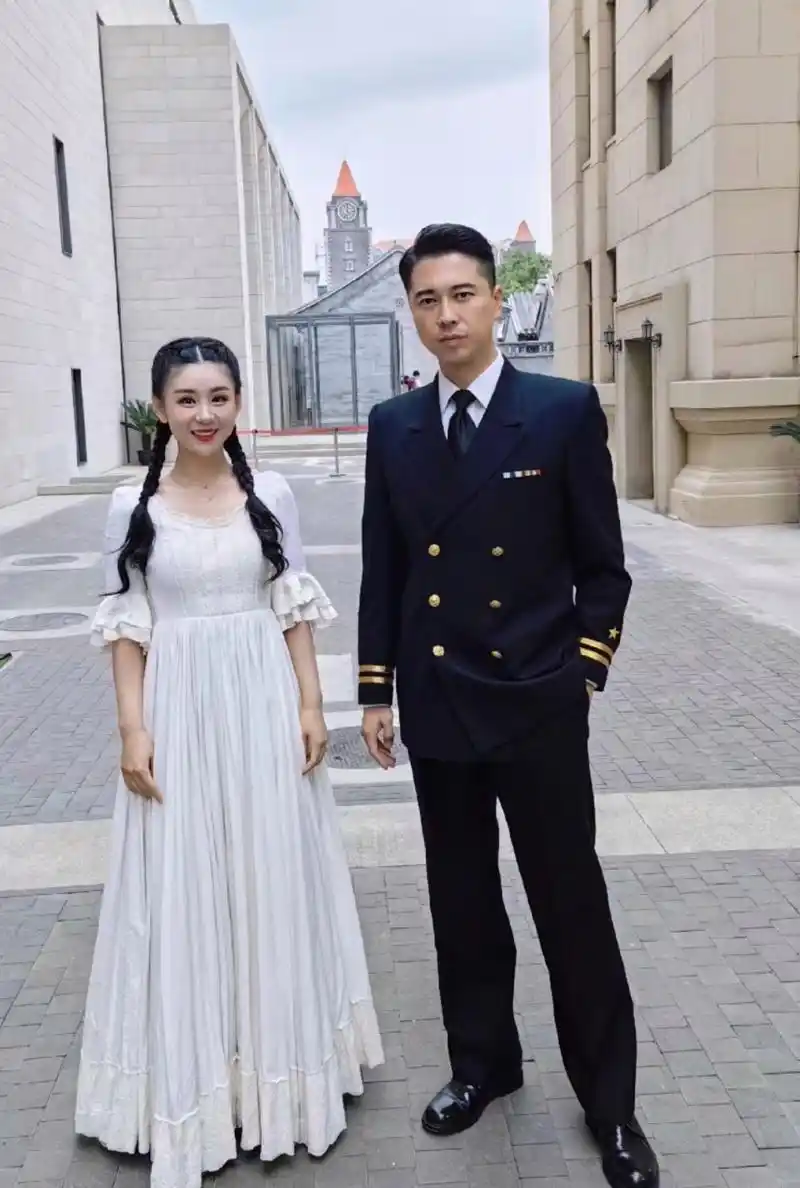 王雷和老婆李小萌一起演话剧,两口子都是低调的实力派,男方特别疼老婆