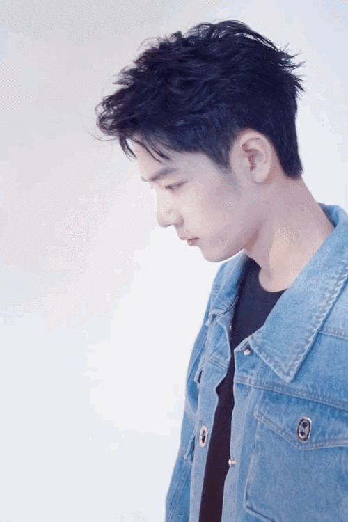 这卡卡剪刀手两下也太帅了吧变装秀啊啊啊啊啊#肖战##肖战初秋plog