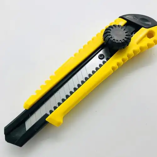 大号美工刀 介刀裁纸刀片 全塑料旋转锁工具刀办公用品文具切纸刀
