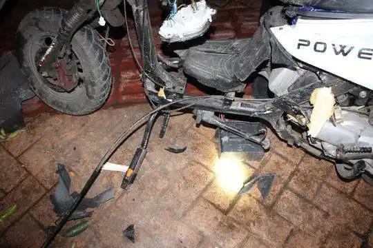 青年醉酒飙"鬼火摩托" 失控撞树身亡