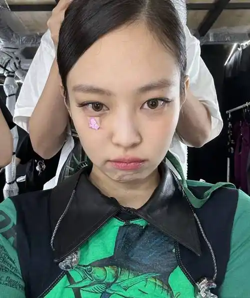 jennie晒受伤后新鲜自拍嘟嘴卖萌古灵精怪