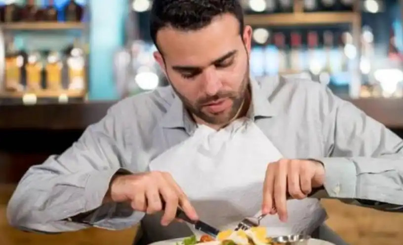 吃西餐的时候,服务员给你纸巾,千万不要擦嘴,别人会笑话你|牛排|西餐