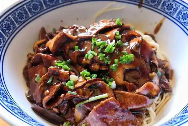 上海陋巷里的面馆必吃榜排名首位路边摊的环境米其林的服务