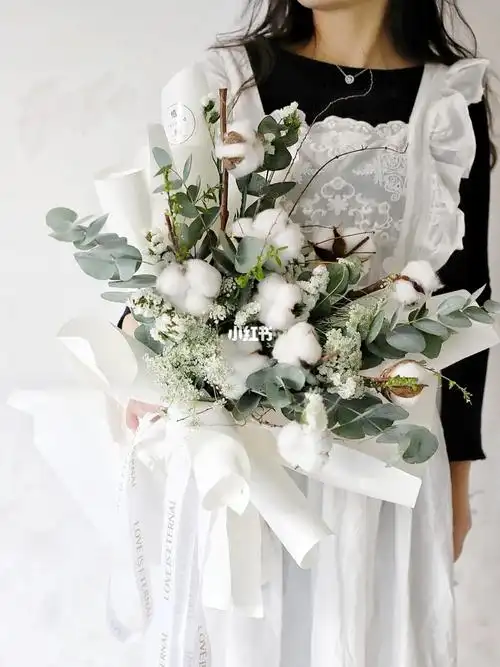 在市场的角落瞥见了白色的勿忘我就突然明白了花语的意义有些不能说