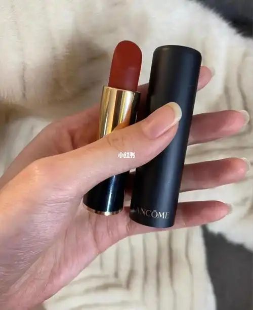 经典的胡萝卜色 还显白05#又是白嫖的一天  #兰蔻196  #显白口红