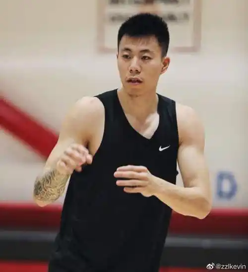 萌翻易建联张镇麟朱易美国聚会165花滑女神2米巨人身边小鸟依人