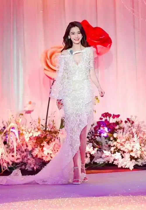 angelababy羽毛礼服裙秀身材,半边拖地露腿过于撩人_裙摆_设计_衣袖
