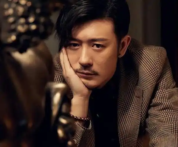 亲妈是导演干妈是导演20年都捧不红他却在娶妻改名后火了