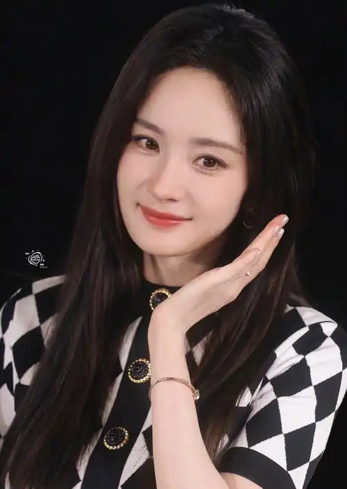 杨幂龚俊立狐妖热度flag#杨幂今日活动饭拍  连轴转的行程丝毫不影响